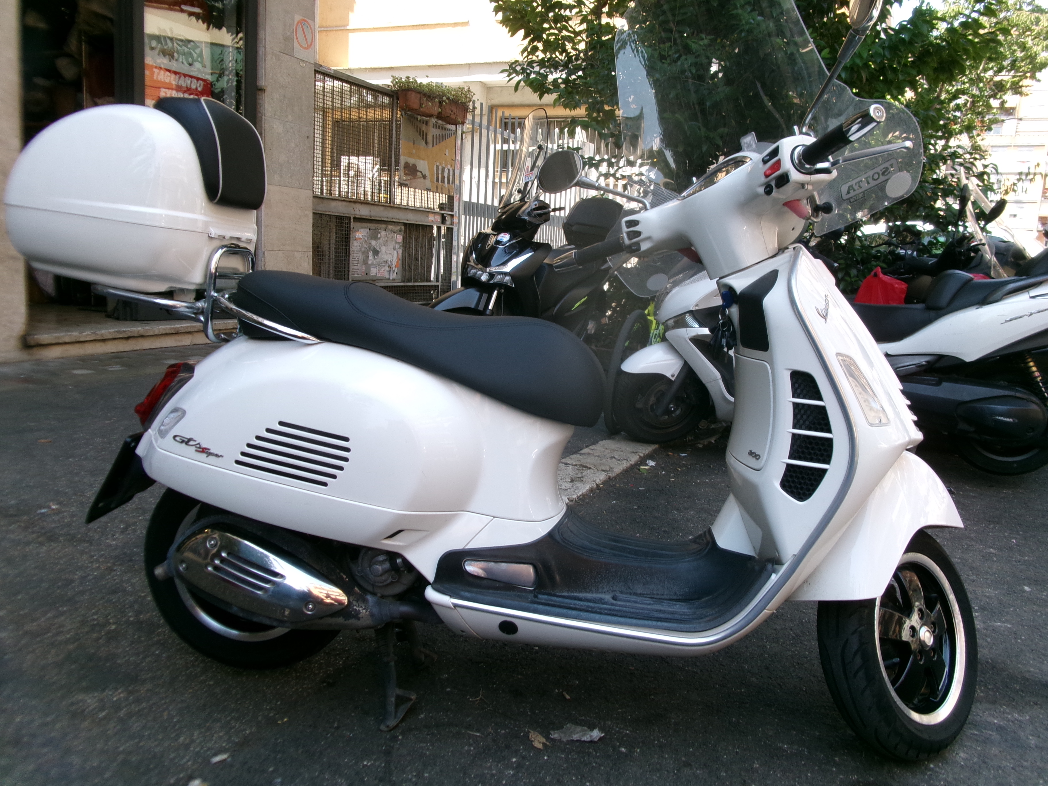 PIAGGIO VESPA 300 GTS foto 2