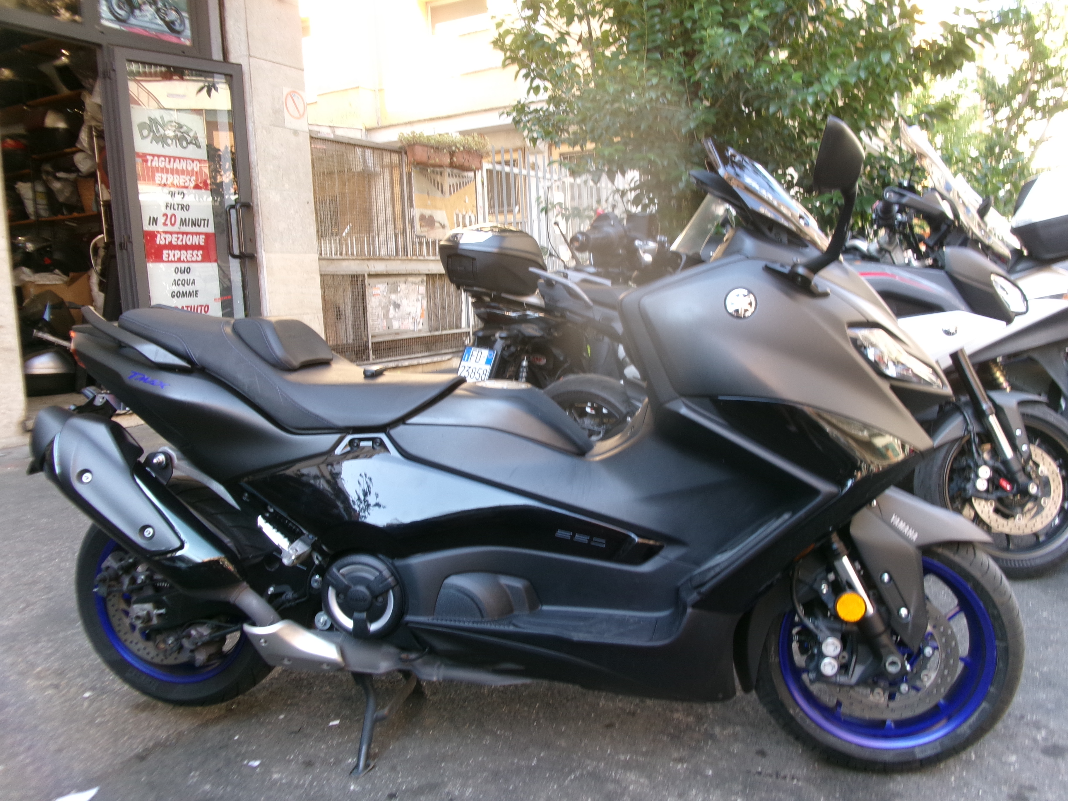 YAMAHA T-MAX 560 ICON BLACK foto 2